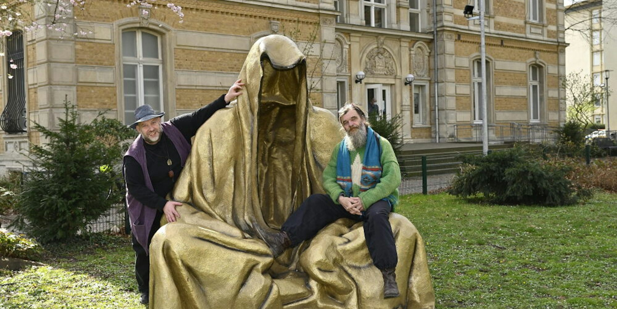 Als Vorboten der Welt-Fried-Akademie haben Gerd J. Pohl (l.) und Rolf Ketan Tepel die mächtigen bronzefarbenen Skulpturen „Wächter der Zeit“ im Park der Villa Zanders aufgebaut.