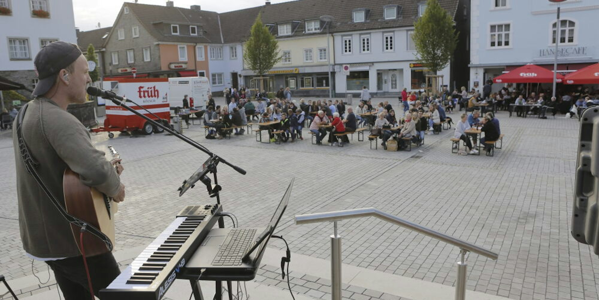 Philipp Hemmelmann spielt auf der neu gestalteten Freitreppe des Wipperfürther Marktplatzes.
