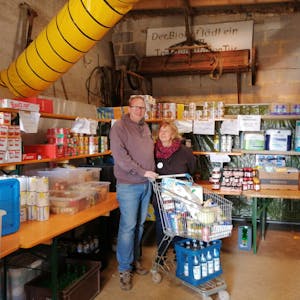 Marcel Düren mit Ute Hansen von der Initiative Eifel für Eifel, die in Engelau gespendete Lebensmittel abgibt.