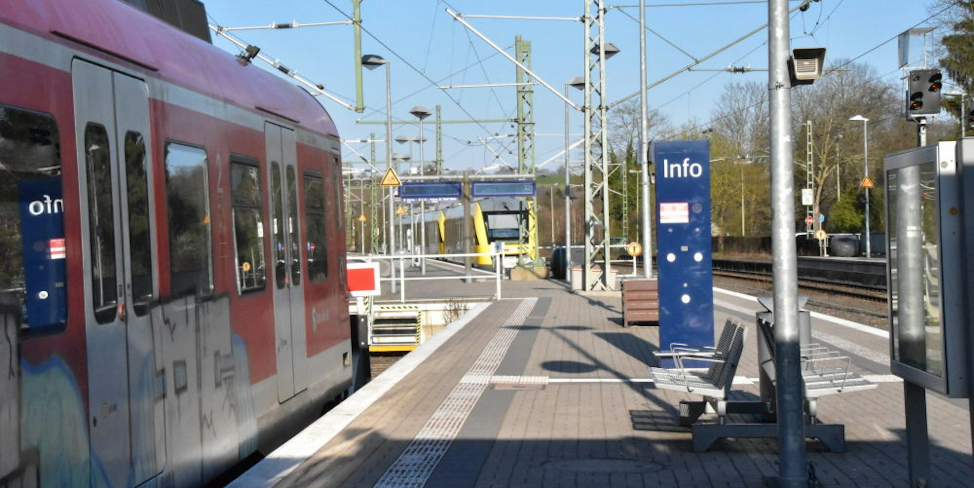Die Züge der S 12 und S 19 haben am Endhaltepunkt in Au einmal pro Stunde Anschluss in Richtung Siegen.