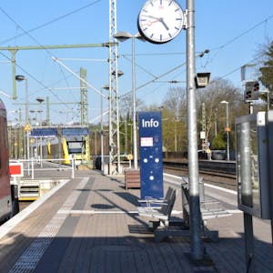 Die Züge der S 12 und S 19 haben am Endhaltepunkt in Au einmal pro Stunde Anschluss in Richtung Siegen.