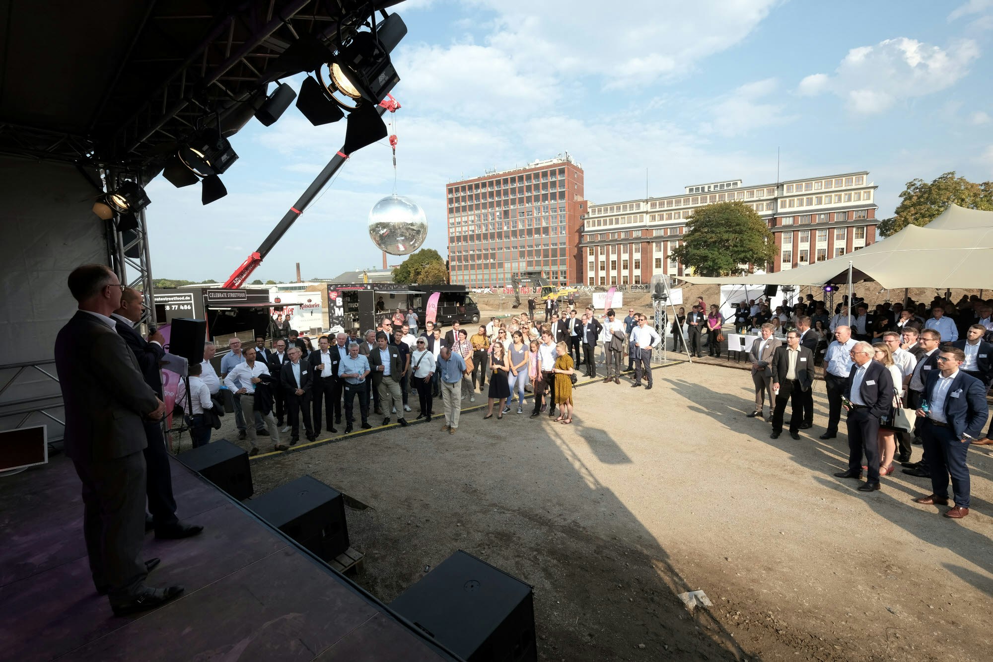 Besucher beim Spatenstich für das Großprojekt „I/D Cologne“.