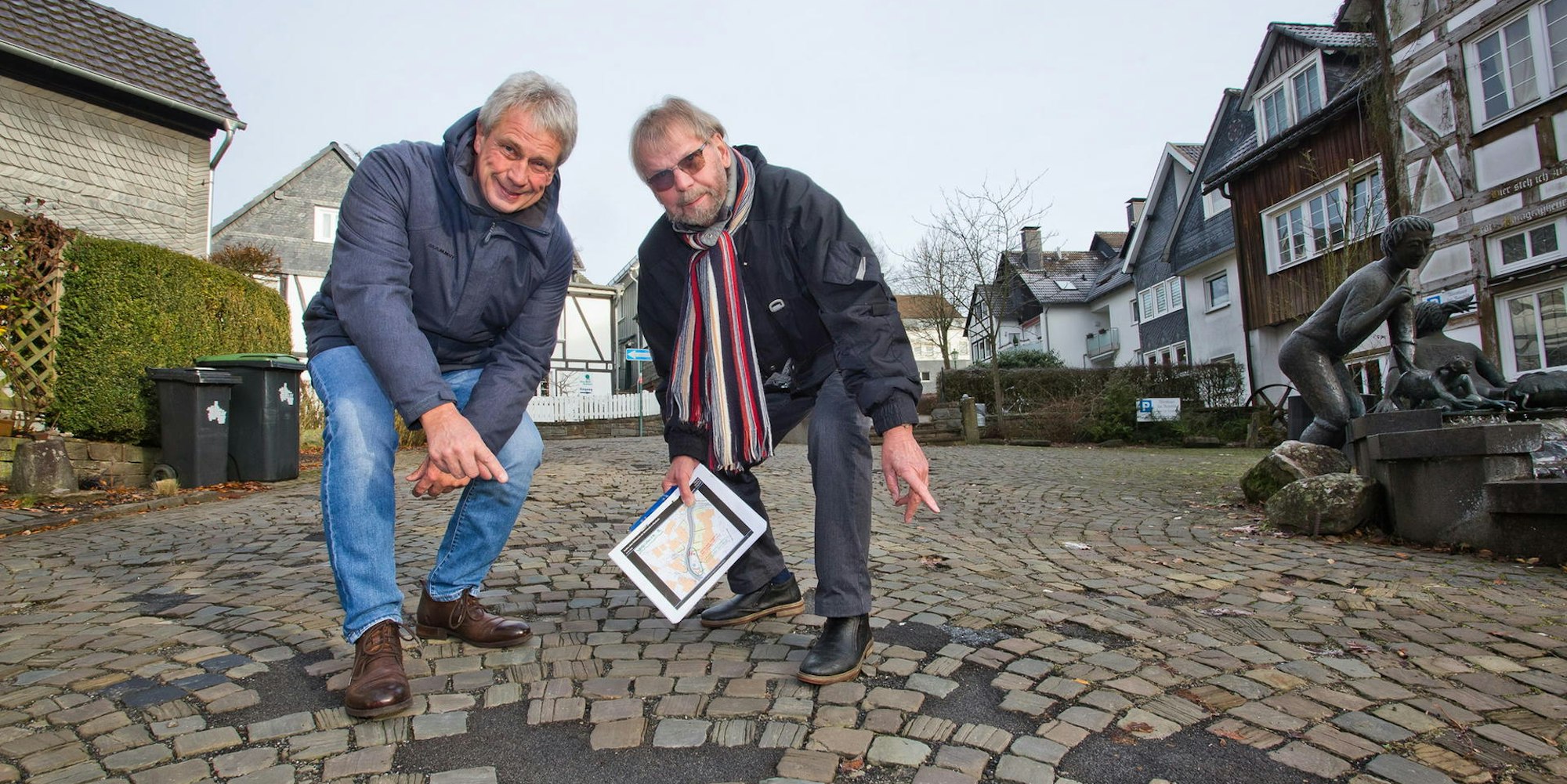 Werner Schuh (links) vom Heimatverein, der Architekt Klaus Jung und einige Anlieger fordern, dass erneut Kopfsteinpflaster und kein Gussasphalt aufgebracht wird.