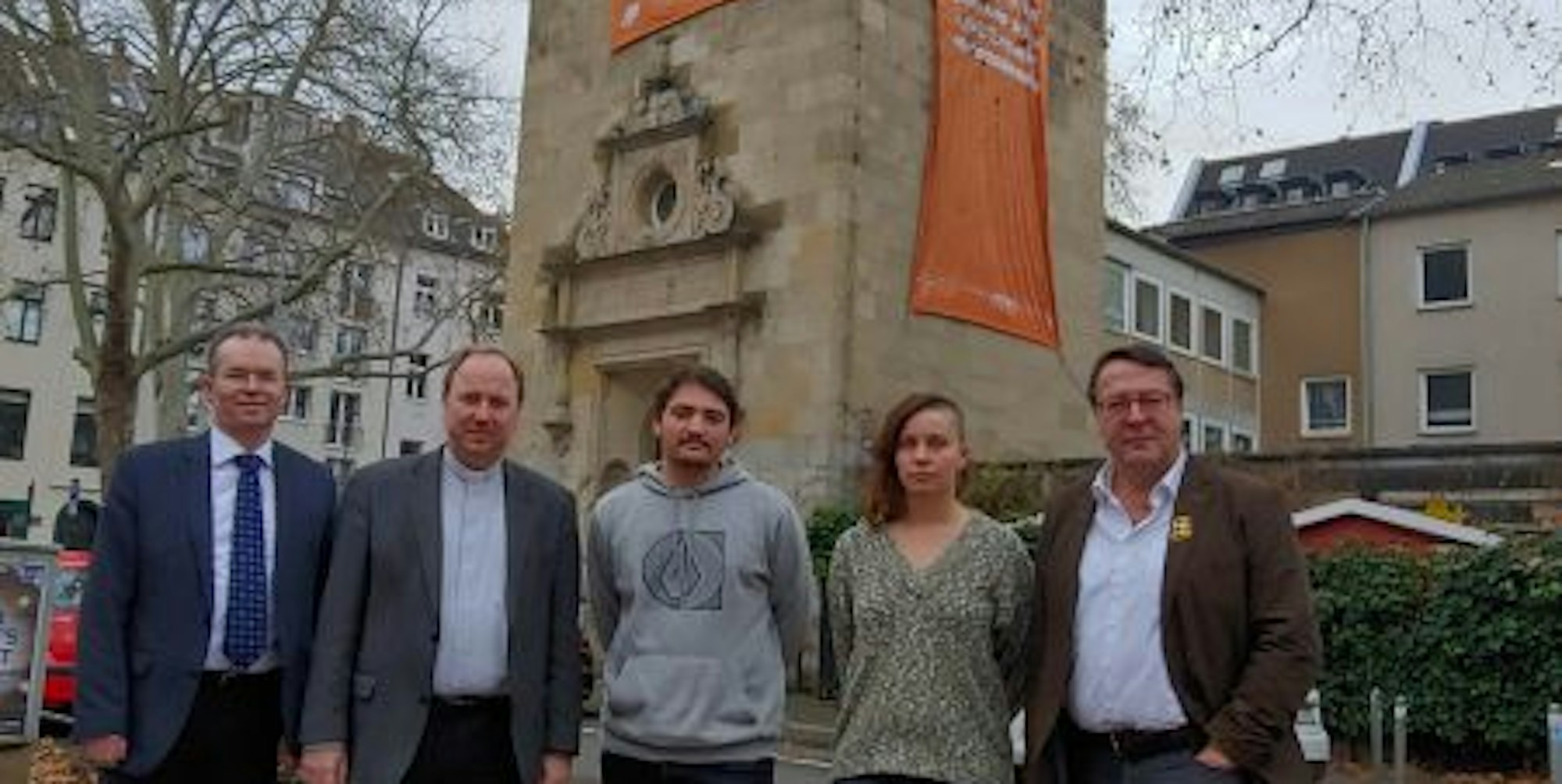Bernhard Seigert, Robert Kleine, Johannes Gaevert, Laura Gey und Hans Mörtter (v.l.) vor den Bannern der „Seebrücke“ an der Lutherkirche