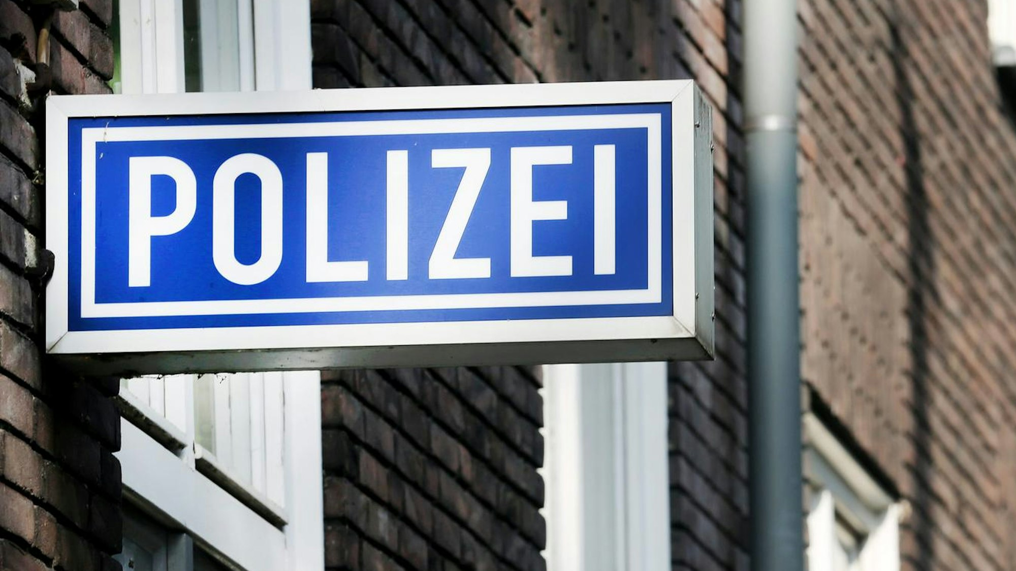 Schild am Eingang einer Polizeiwache in Mülheim