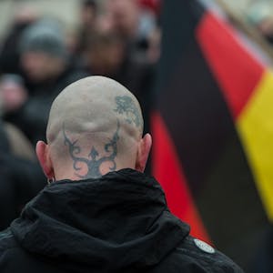 Kahlgeschorener Hinterkopf eines Nazis während einer rechtsextremen Demonstration.