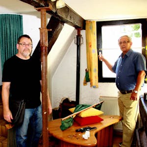 Die Schäden an und in seinem Haus nimmt Karl-Heinz Selbeck (l.) mit Ortsvorsteher Rolf Jaeck in Augenschein.