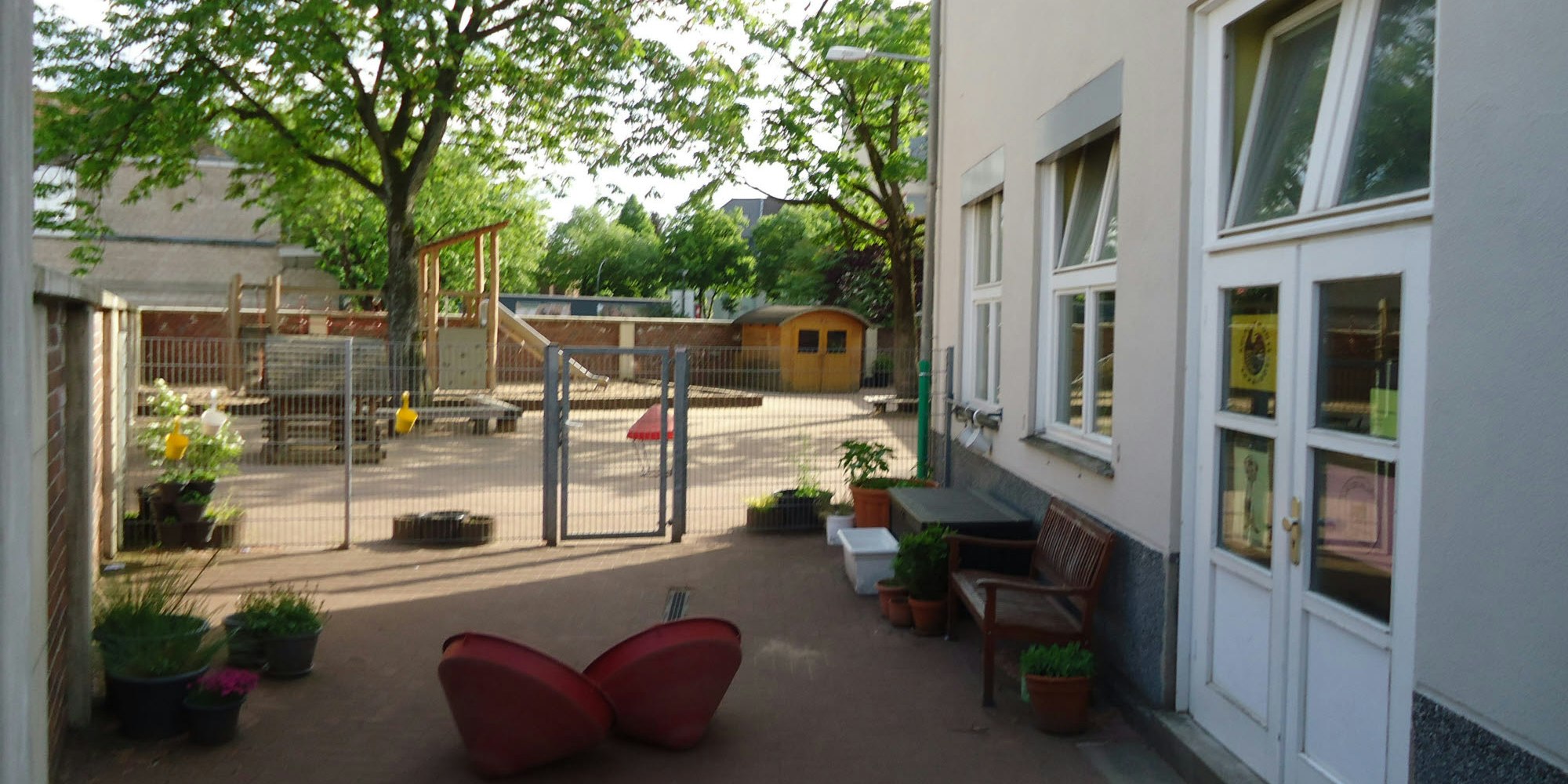 Blick auf das Offene Ganztagsgebäude mit kleinem Spielplatz der Montessori-Schule an der Garthestraße. Sie soll das Haus zeitweise räumen.