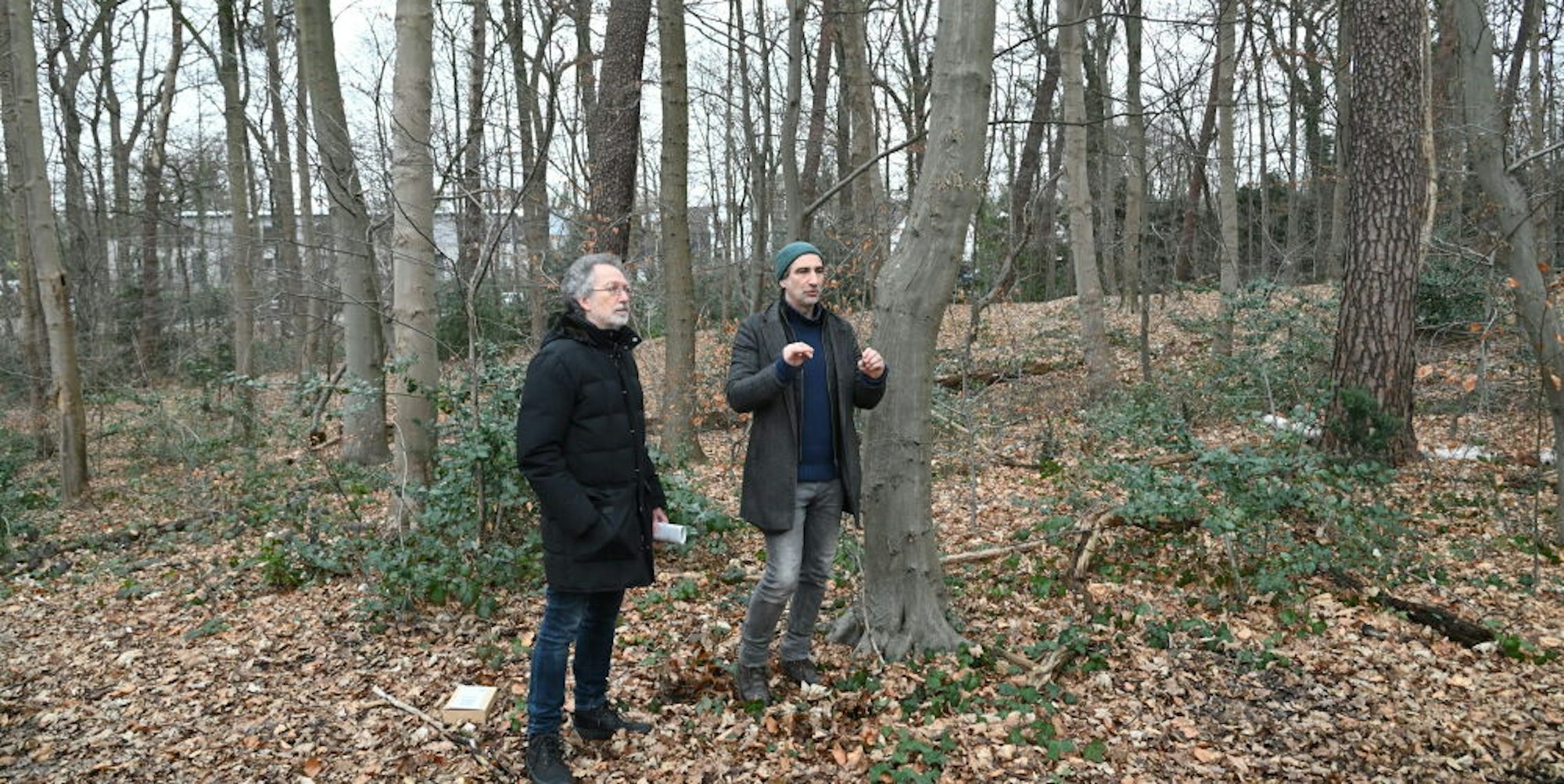 Holger Sticht (r.) und Mark vom Hofe im Waldstück an der Frankenforster Straße.