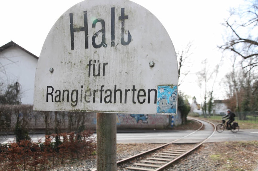 Alte Schilder und Signale erinnern noch an den Bahnbetrieb, der 2016 eingestellt wurde.