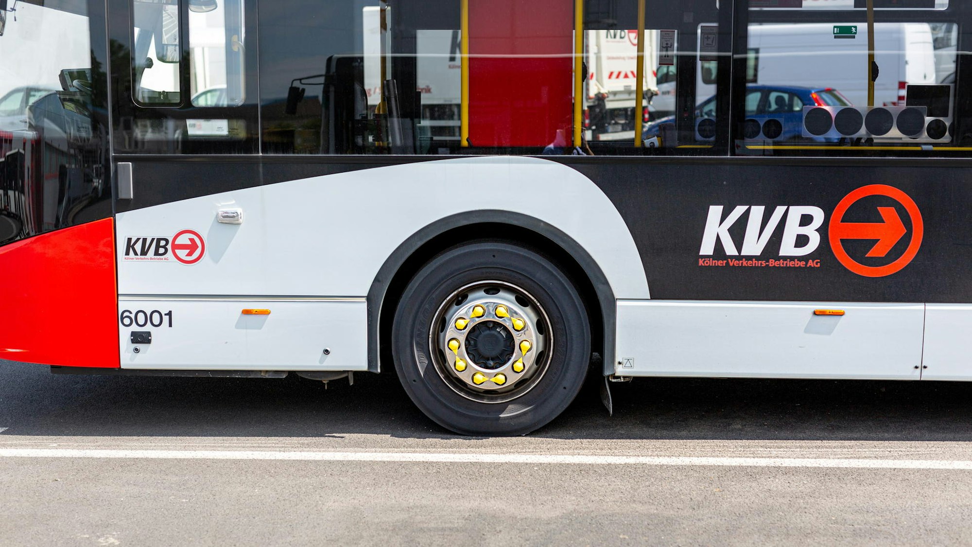 Blick auf einen KVB-Bus