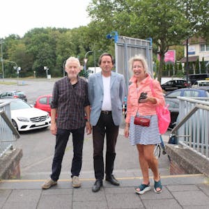 Helmut Metten, Roland Schüler und Regina Bechberger (v.l.) fordern eine Platz-Aufwertung vor dem Bahnhof, der für Reisende beschwerlich ist.