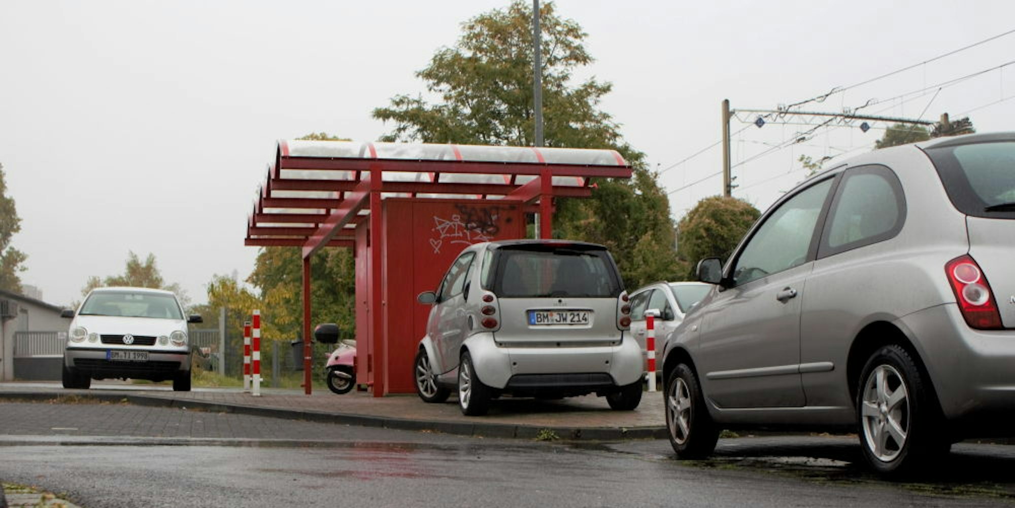 Weil der Platz oft nicht ausreicht, nutzen Autofahrer an der Bahnhaltestelle Wesseling Nord auch den Gehweg zum Parken.