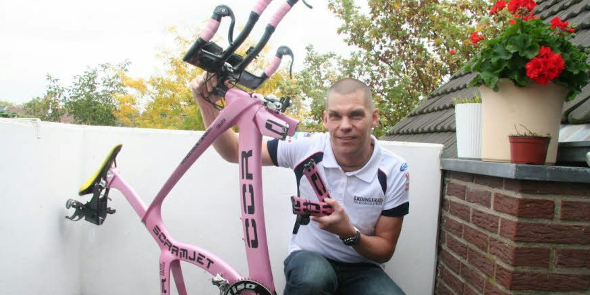 Philippe Geuer ist von einem Autofahrer auf seinem Fahrrad übersehen und angefahren worden. Seit dem Unfall kann der Flugbegleiter nicht mehr arbeiten und nur eingeschränkt trainieren.