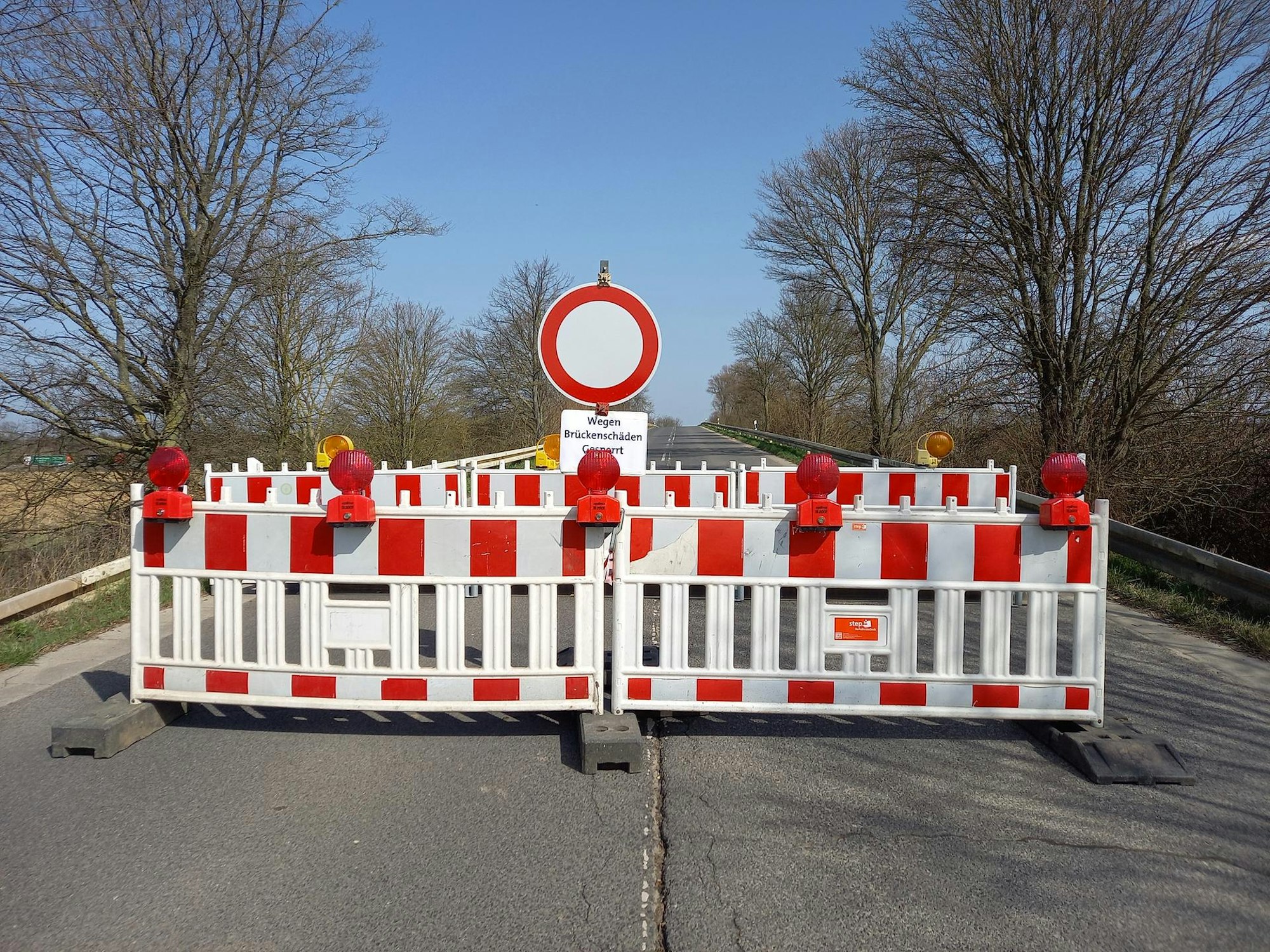 Kein Durchkommen zwischen Friesheim und Bliesheim: Die Kreisstraße 45 ist gesperrt.