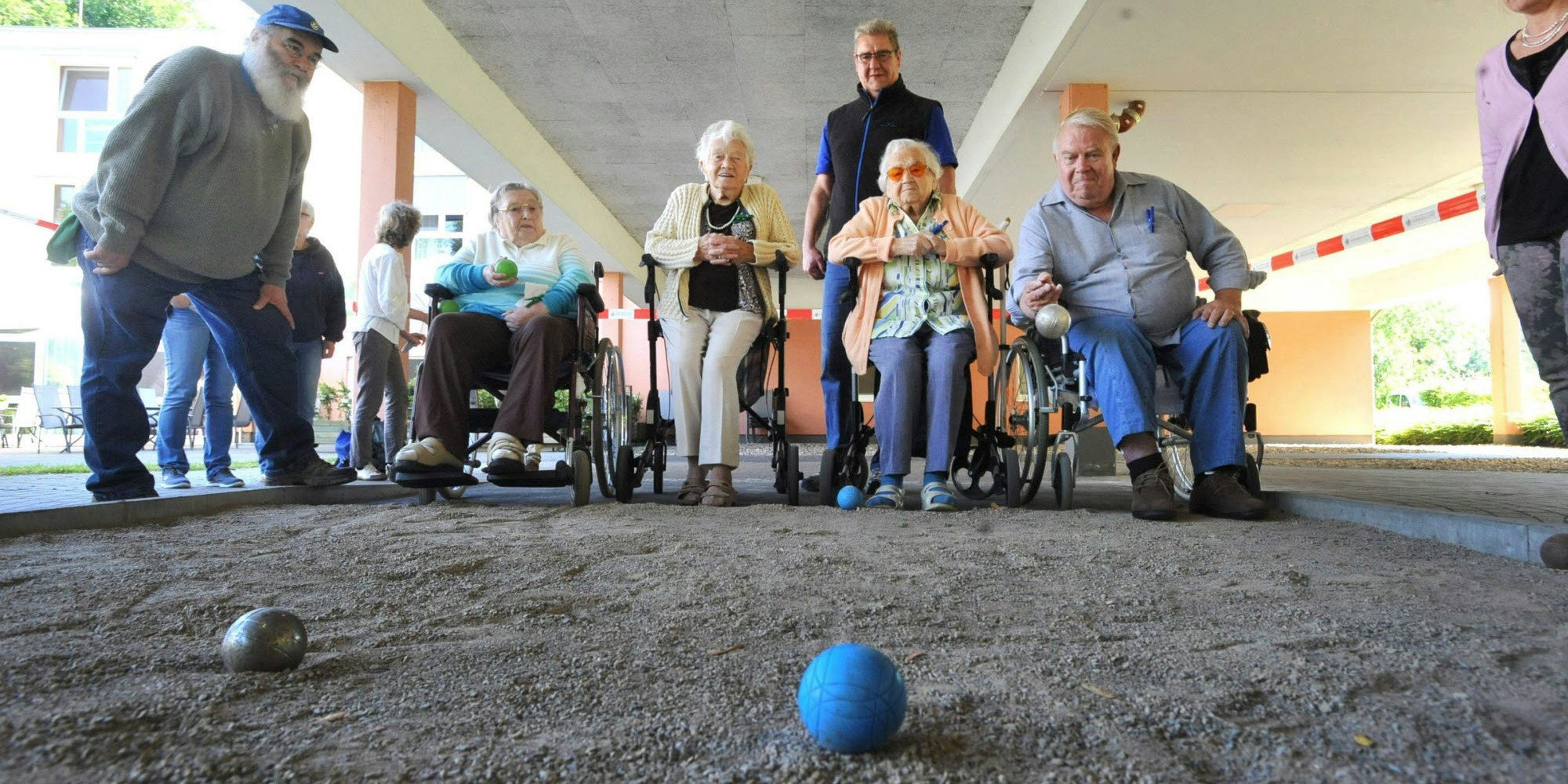 Im Diakonienzentrum Hasensprungmühle können Senioren Boule spielen.