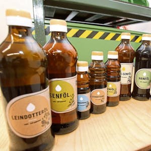 Leindotteröl ist das jüngste Mitglied der Becker-Ölfamilie. Die Flaschen werden im Hofladen verkauft.