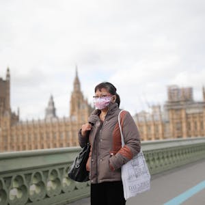 Frau mit Maske London