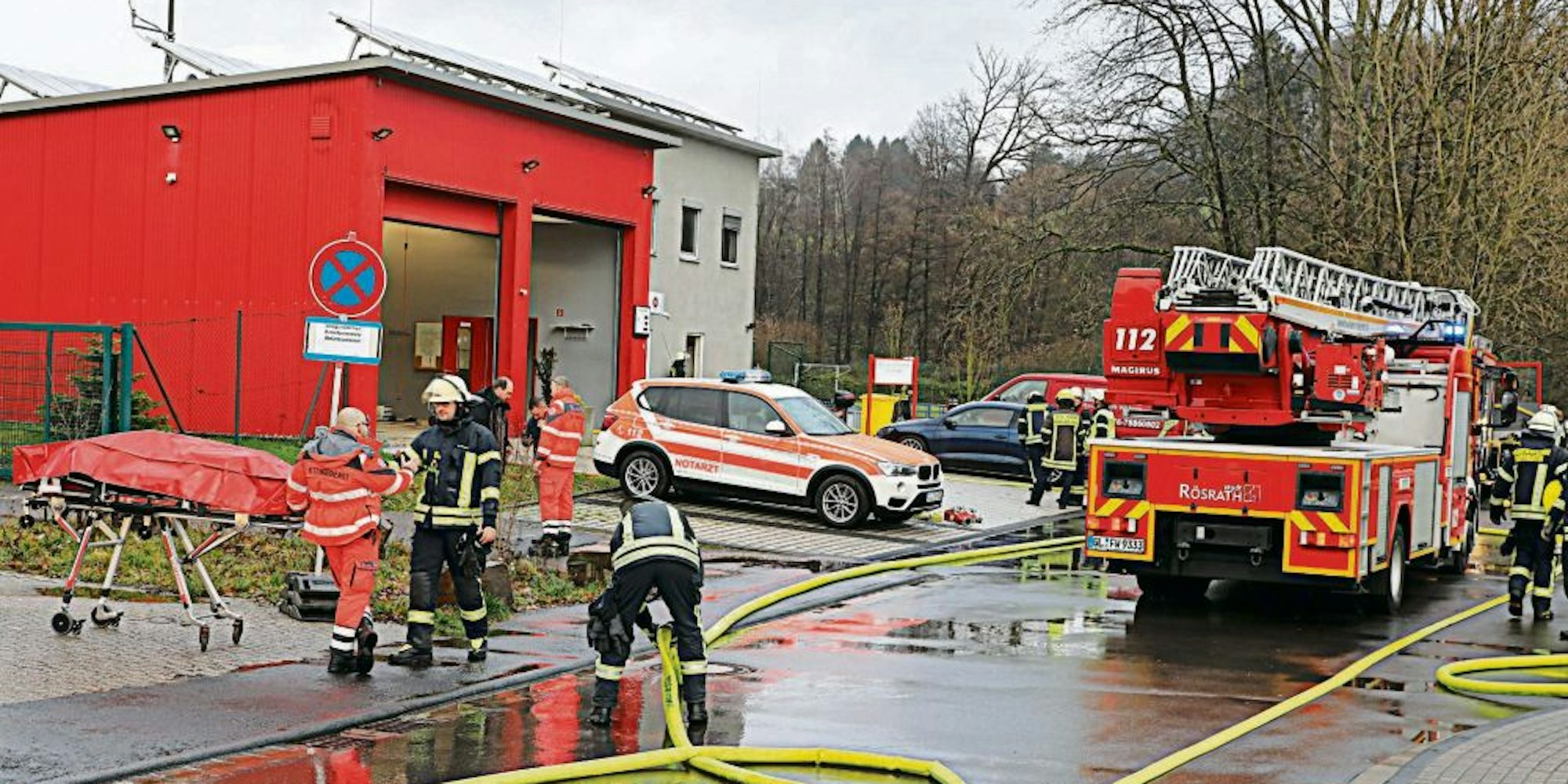 Die bei einem Brand beschädigte Rettungswache in Rösrath-Venauen ist noch länger nicht nutzbar.