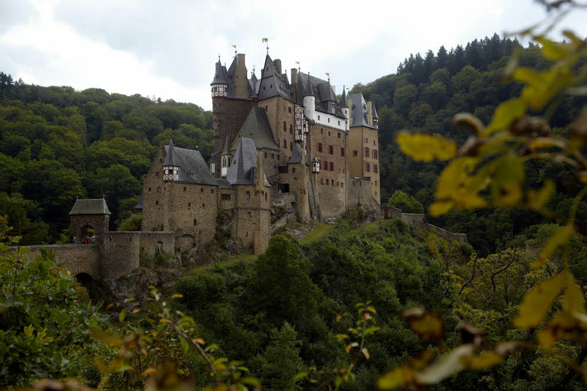 Das Foto vom 13.09.2012 zeigt Burg Eltz in der Südeifel bei Wierschem.