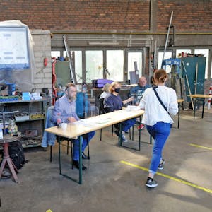 Werkstatt-Atmosphäre: Stimmabgabe am Sonntag im Wahllokal des Bezirks 4 im städtischen Bauhof am Stockberg.