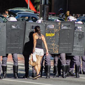 Sao Paulo: Eine Frau stellt sich gegen die Polizei – und protestiert auf diese Weise gegen ihren Präsidenten Jair Bolsonaro.