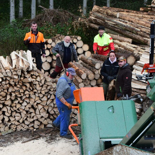 Die arbeitswütigen Holzfäller sind seit Wochen im Wald bei Odesheim für Flutopfer aktiv.