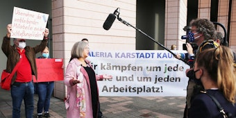 Als Galeria Karstadt Kaufhof 2020 schon einmal vor dem Aus stand, ergriff Stefanie Nutzenberger (links), hier vor der Konzernzentrale in Essen, bereits für die Mitarbeitenden Partei.