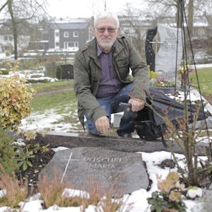 Gerd Püschel am Grab seiner Eltern auf dem Wipperfelder Friedhof. Laut digitalem Grabfinder ist er dort seit 2009 beerdigt.