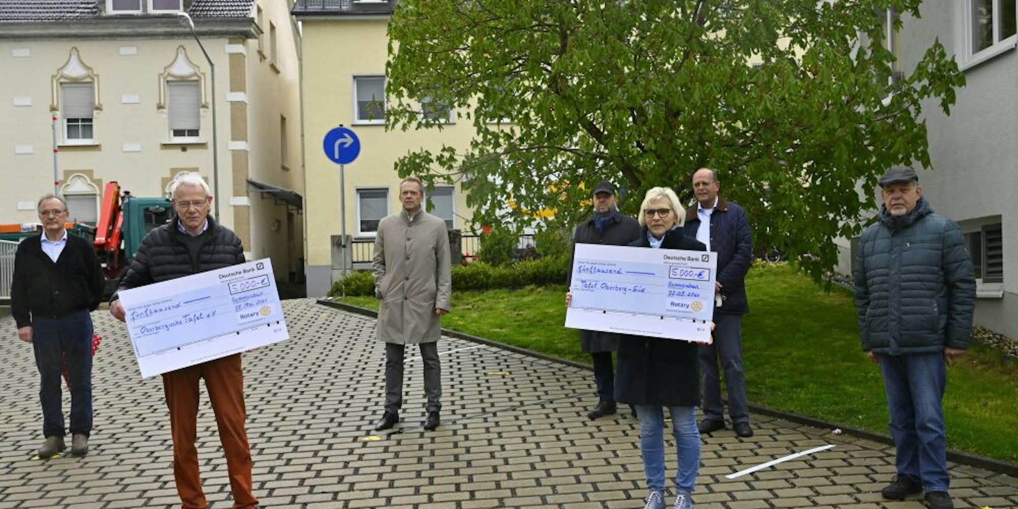 Liane Althoff und Ulrich Pfeifer (beide mit Scheck) nahmen die Spende vom Förderverein der Gummersbacher Rotarier entgegen.