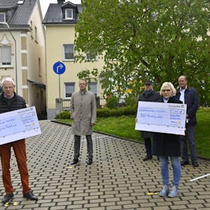Liane Althoff und Ulrich Pfeifer (beide mit Scheck) nahmen die Spende vom Förderverein der Gummersbacher Rotarier entgegen.