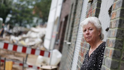 Maria Dunkel an ihrem Haus. In Erftstadt tat sich in der Nacht zum 15. Juli die Erde auf und verschlang mehrere Häuser.