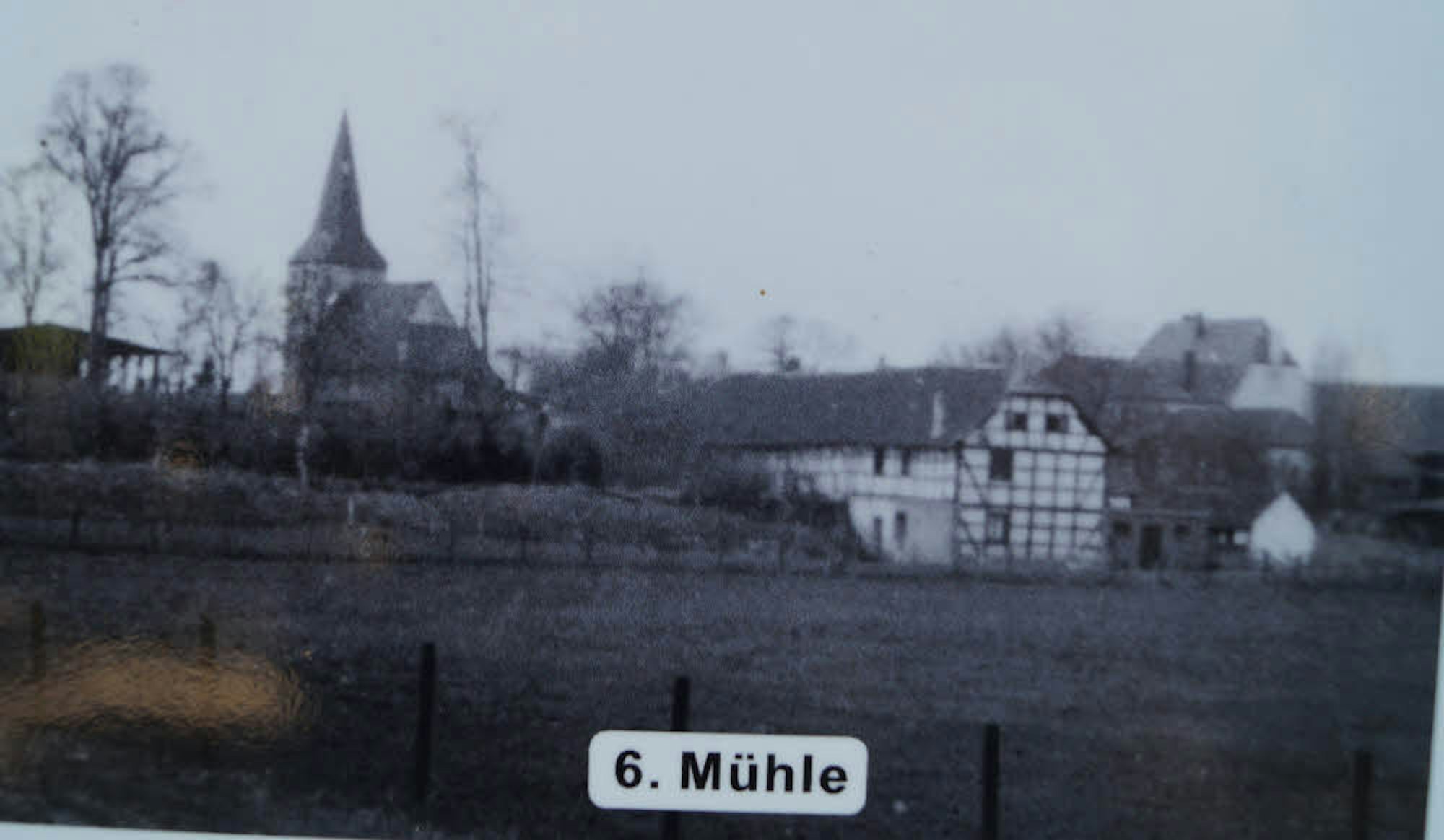 Eine Ansicht auf das alte Oberbolheim mit der alten Mühle und der Kirche, die auch heute noch steht.