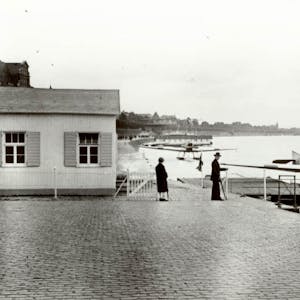 Das Bild zeigt den Kölner Wasserflugzeughafen ungefähr im Jahr 1927. Er lag etwa in Höhe der Kirche St. Kunibert.