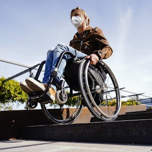 Rollstuhlfahrer müssen an vielen Stellen im öffentlichen Raum Barrieren überwinden.