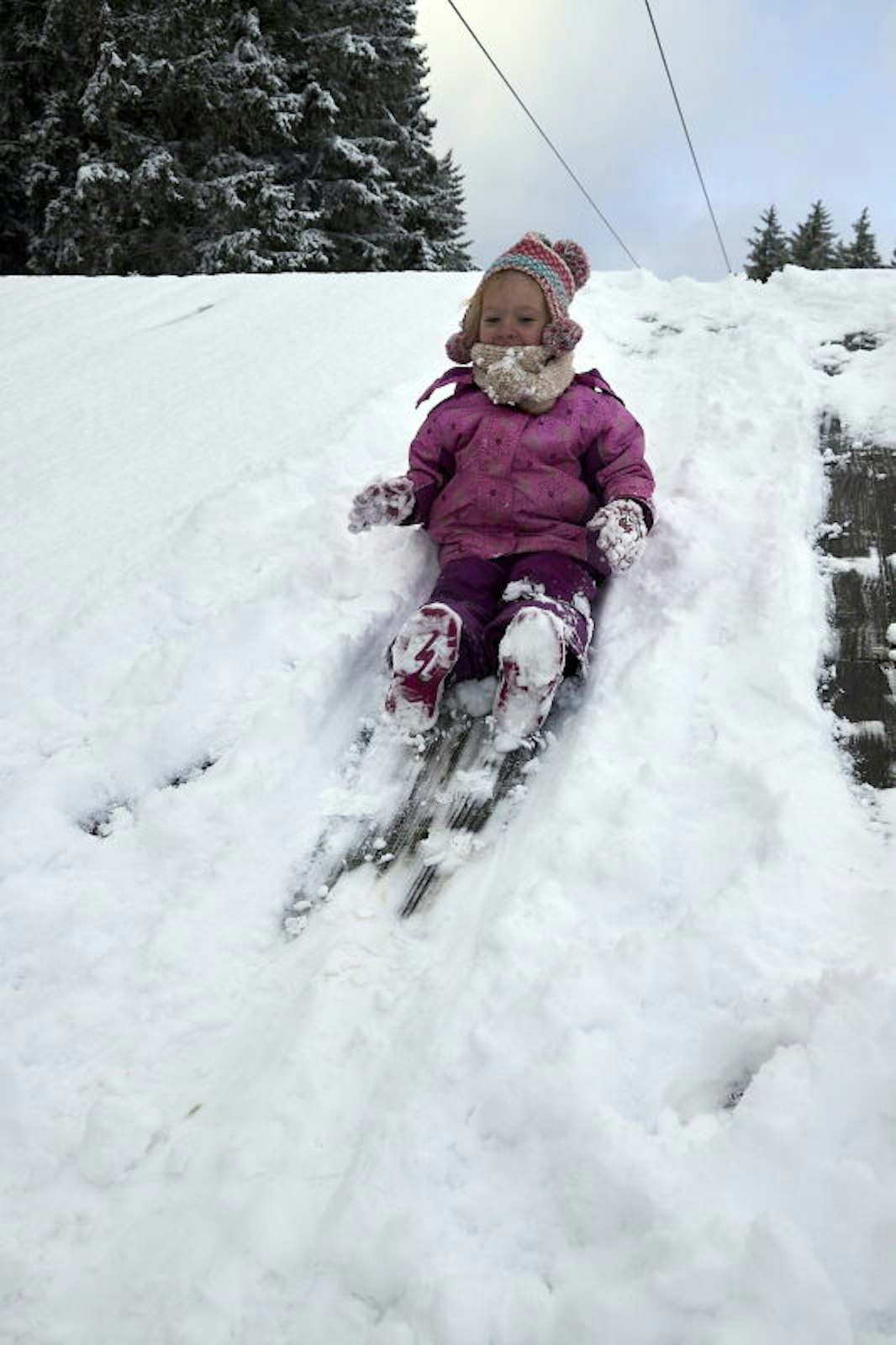 Auf dem Hosenboden rutschte die achtjährige Johanna aus Mechernich von der Ablauframpe des Skiliftes am Weißen Stein in Udenbreth.