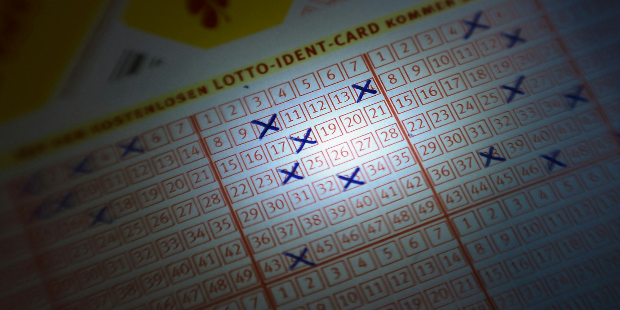 Lotto-Tippschein mit angekreuzten Zahlen