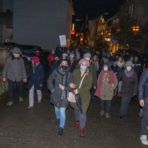 Rund 1300 Menschen haben am Montag am unangemeldeten „Spaziergang“ durch Gummersbach teilgenommen.