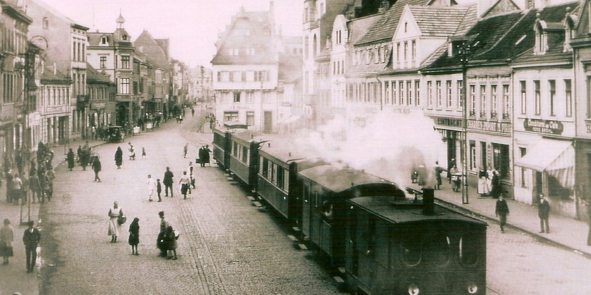 Dampfend fährt der feurige Elias Anfang des 20. Jahrhunderts durch die Brühler Innenstadt.