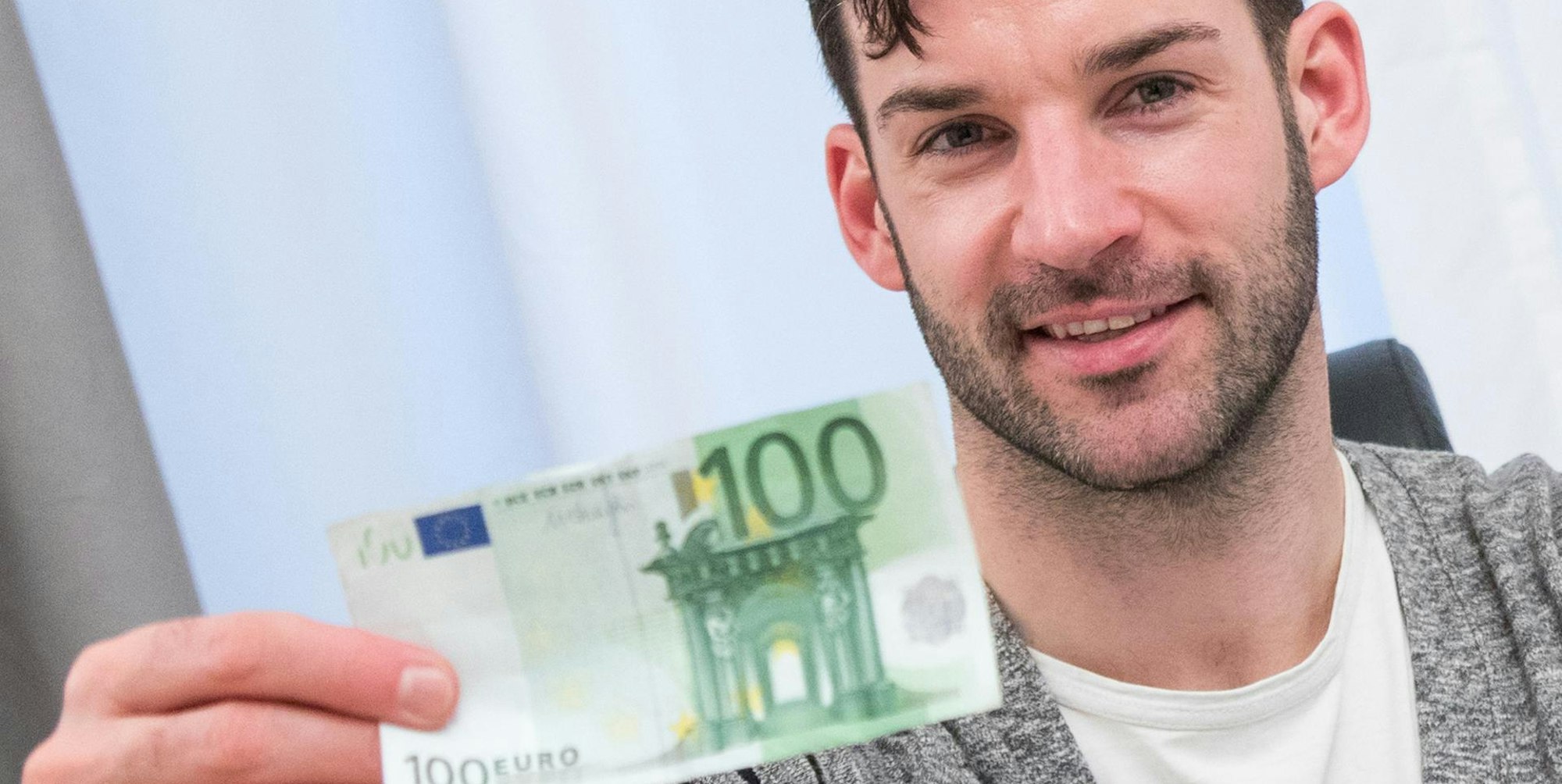 100 Euro im Monat sparen dpa