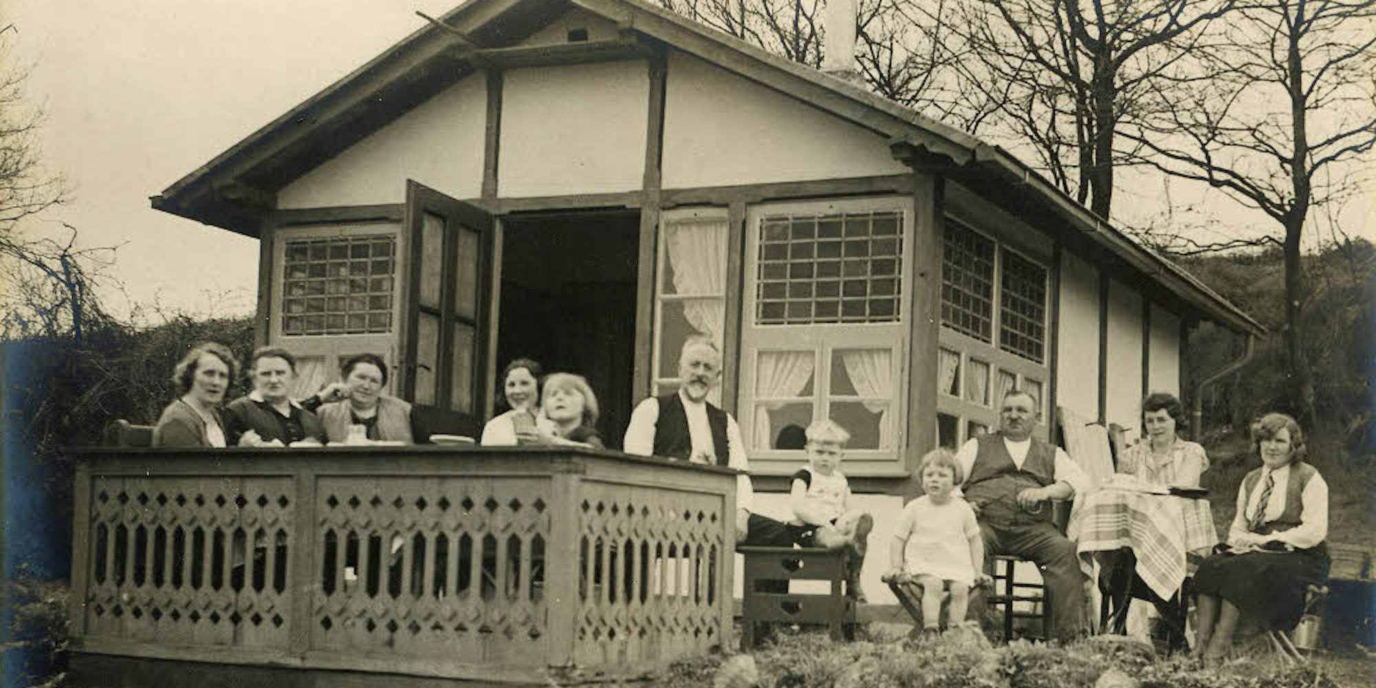 Familie Valdor 1937 im Wochenendhaus.