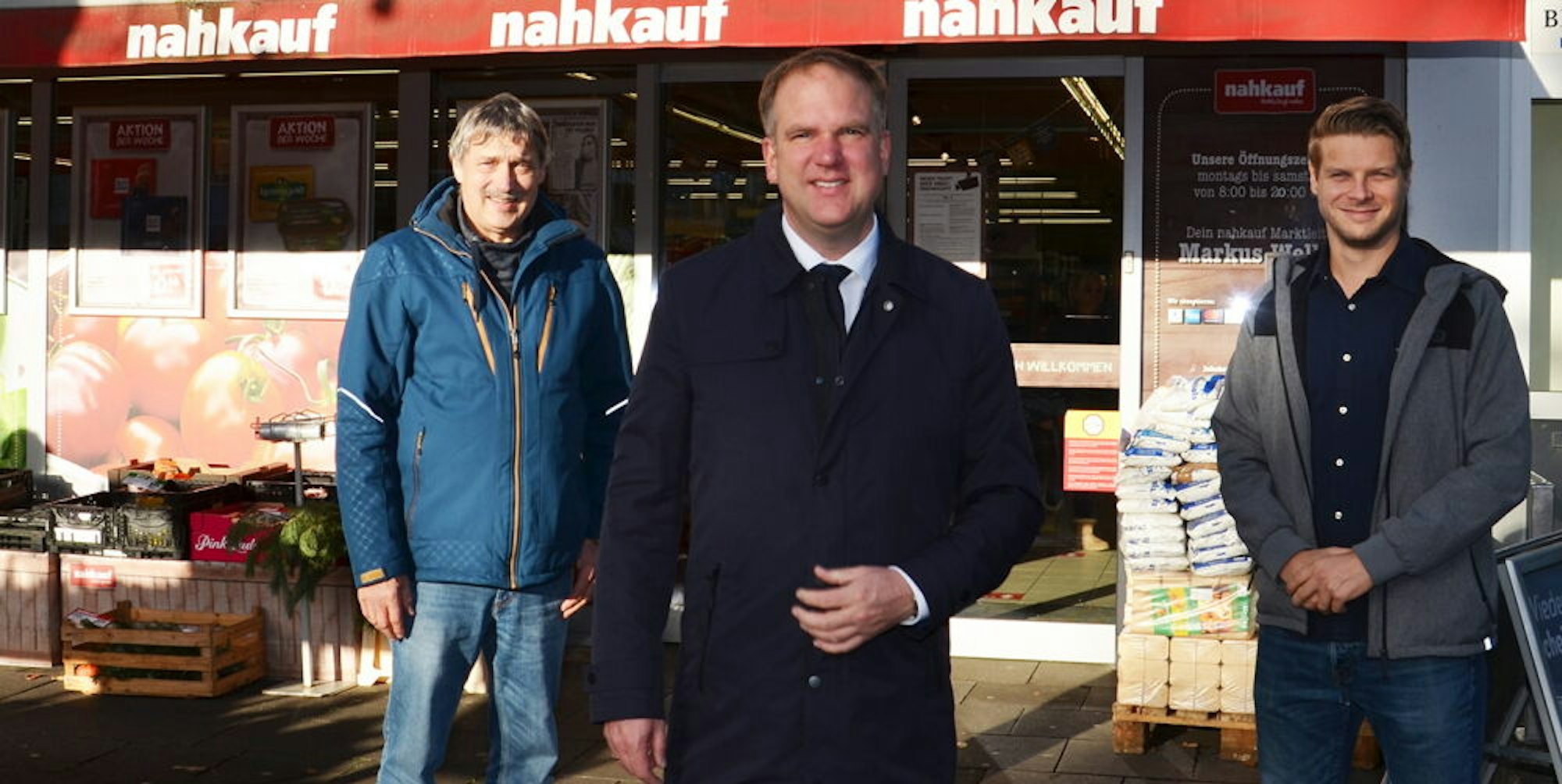 Mit dem neuen Pächter René Irrgang (r.) trafen sich Ortsvorsteher Lang (l.) und Bürgermeister Breuer vor dem Nahkauf.