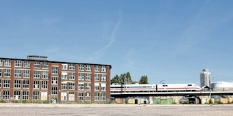 Asphaltflächen und alte Industriearchitektur wie der eckige Rundbau prägen das Bild auf dem Gelände an der Deutz-Mülheimer Straße.