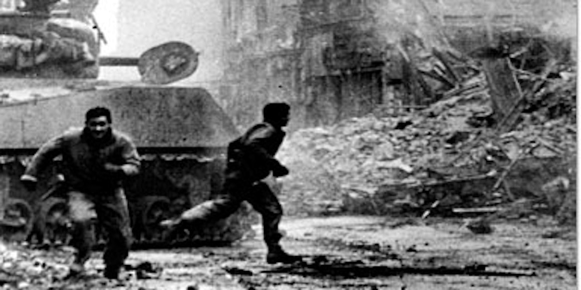 Straßenkampf in der Kölner Innenstadt: Am 6. März 1945 schießen Wehrmachtssoldaten in der Komödienstraße einen amerikanischen Panzer ab.