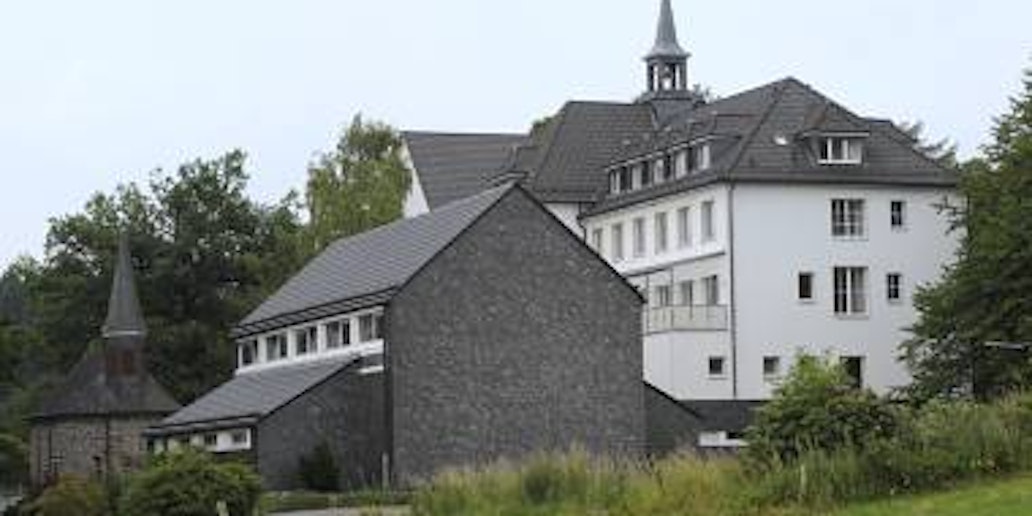 Bald wird Eucharistinerpater Friedel Kötter das Kloster Ommerborn verlassen. Für das Gebäude interessiert sich ein niederländischer Investor. (Bild: Dino)
