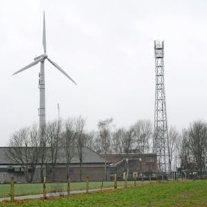 Neben dem Windrad der Telekom ist am Bechhauser Weg ein 40 Meter hoher Stahlgitter-Funkmast aufgestellt worden.