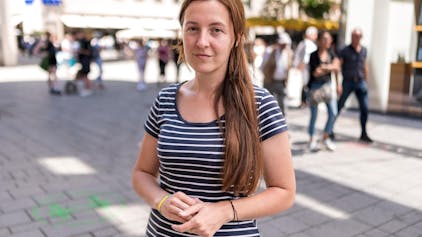 Olga Kolozieva steht in einer Fußgängerzone.