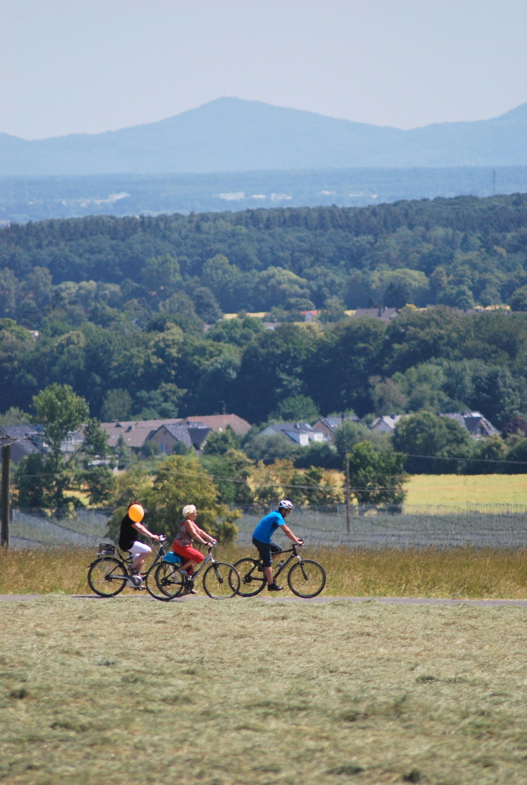 Auf dem Weg nach Niederkastenholz genossen die Radfahrerinnen und Radfahrer den Blick bis zum Siebengebirge.
