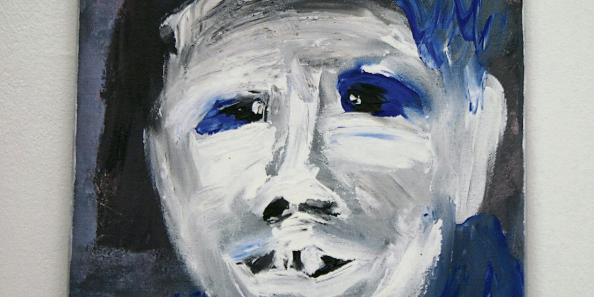 Künstlerin Susebee malt das menschliche Gesicht mit energischer sinnlicher Dynamik als Teil eines bewegten Körpers.