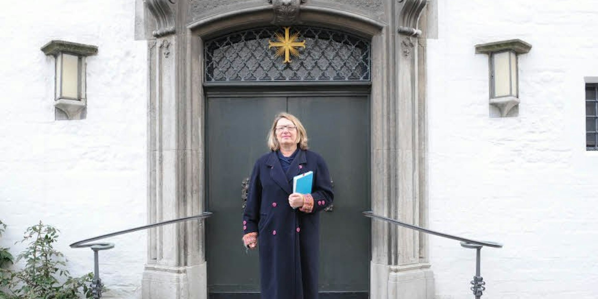Historikerin Irene Franken vor der Kartäuserkirche: „Hier wollte Ina Gschlössl gerne predigen – und durfte nicht.“ Pfarrerinnen wurden erst 1975 zugelassen, im Jahr von Gschlössls Verrentung.